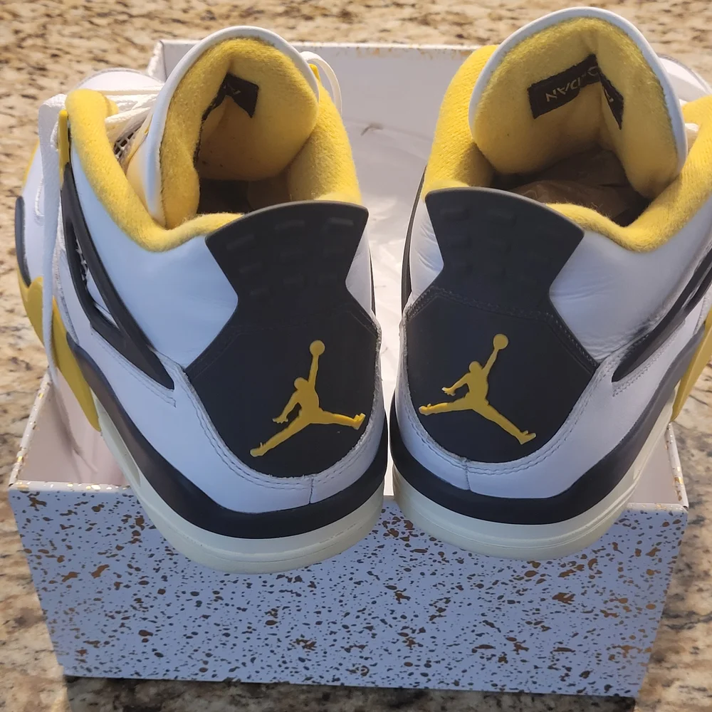 Jordan Air 4 Retro in White and Coconut Milk Men Size 10.5 - Picture 2 of 7
